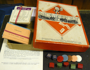 Naoorlogs rood doosje met het eerste  logo.